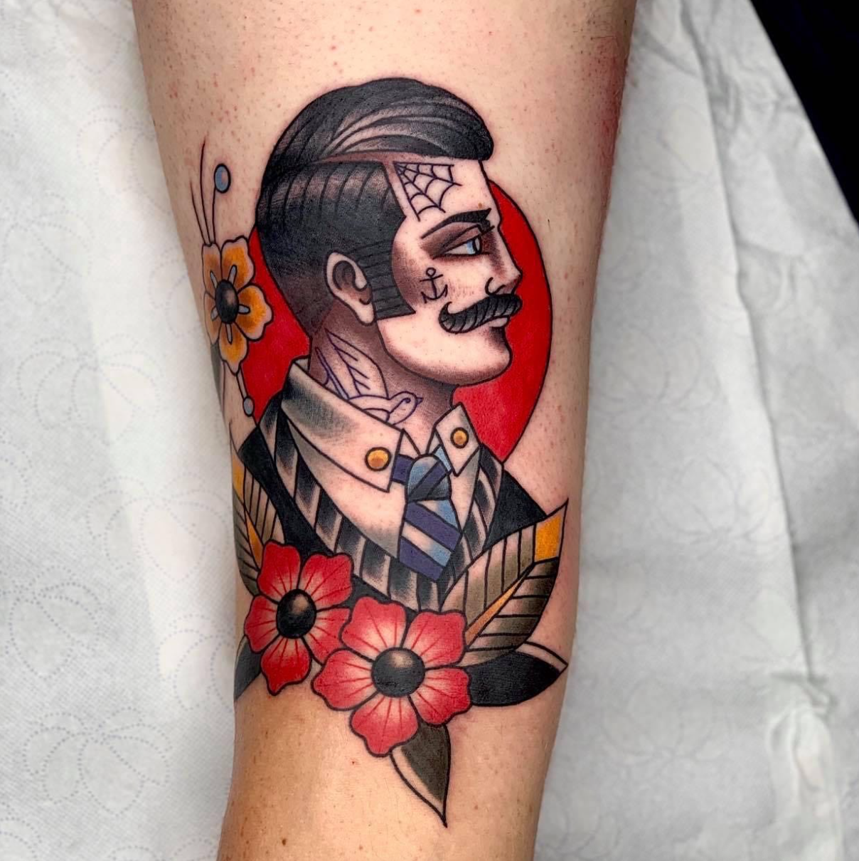 Traditional tattoo på arm